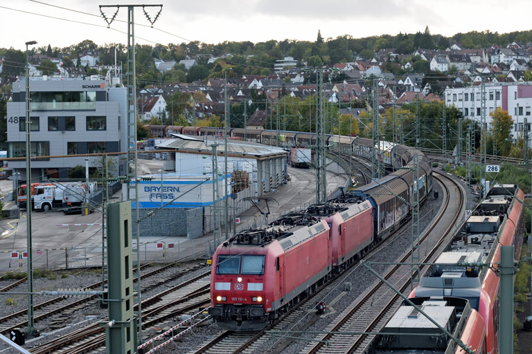 185 110 und 185 101 mit EZ 45014 bei km 16,0 (Oktober 2025)