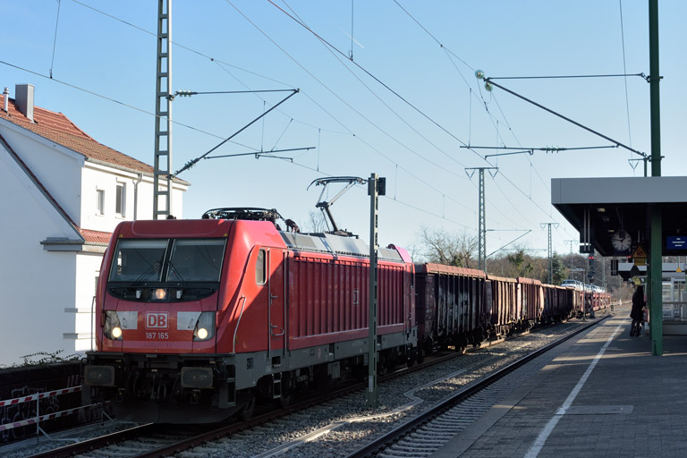 187 165 mit EZ 52101 bei km 16,8 (Dezember 2025)
