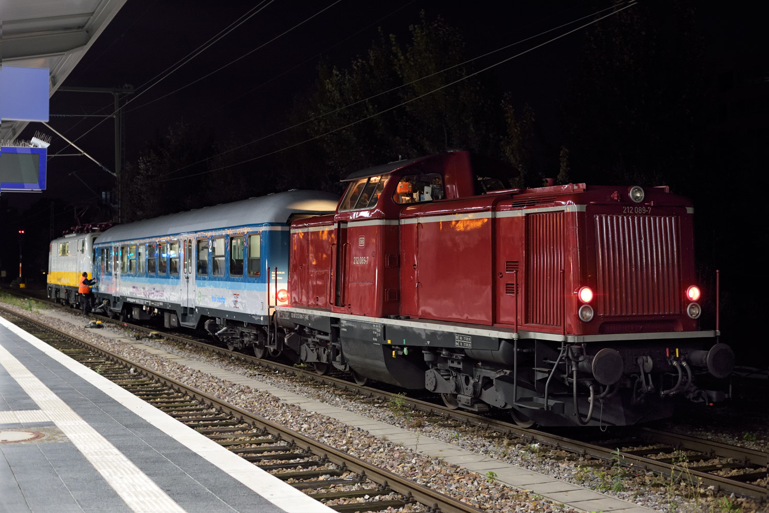 212 089 mit DbZ 91541 bei km 15,6 (Oktober 2025)