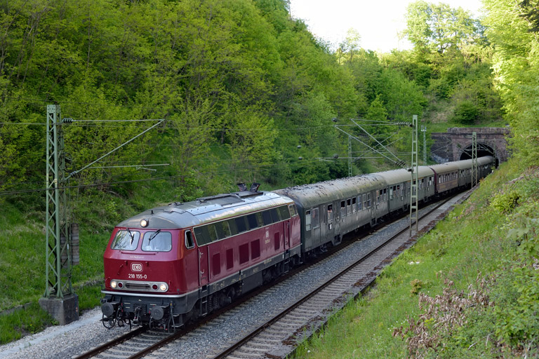 218 155 mit DZ 28060 bei km 18,0 (Mai 2025)