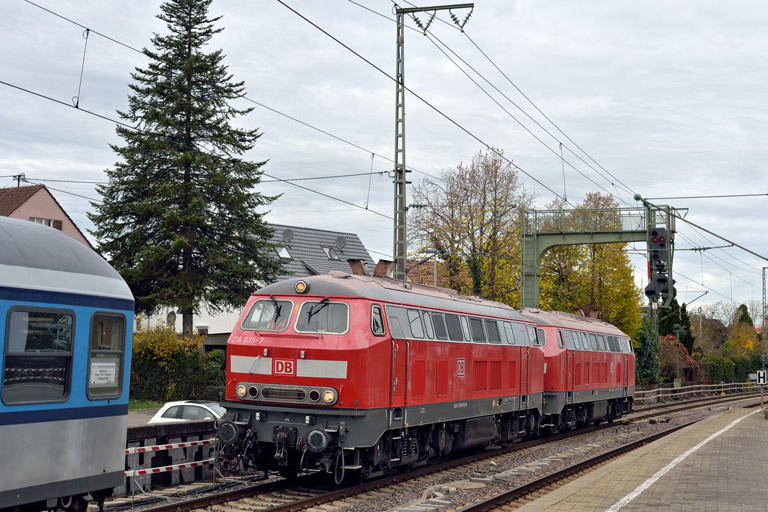 218 835 und 218 834 bei km 16,8 (November 2025)