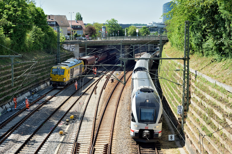 4010 105 als IC 282 und 248 040 bei km 15,0 (Mai 2025)