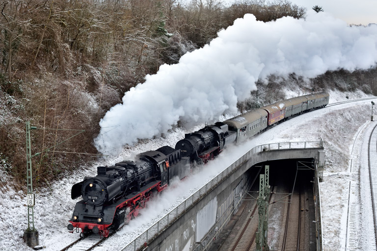 50 2273 und 52 7596 als Dz 26327 bei km 13,8 (Januar 2025)