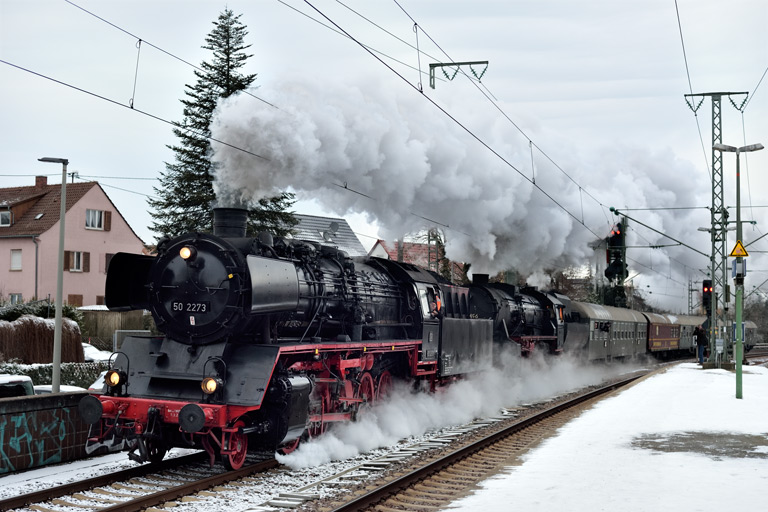 50 2273 und 52 7596 als Dz 26327 bei km 16,8 (Januar 2025)