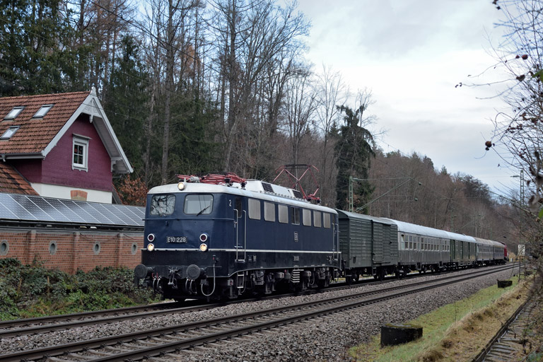 E10 228 mit DPE 74320 bei km 18,2 (Dezember 2025)