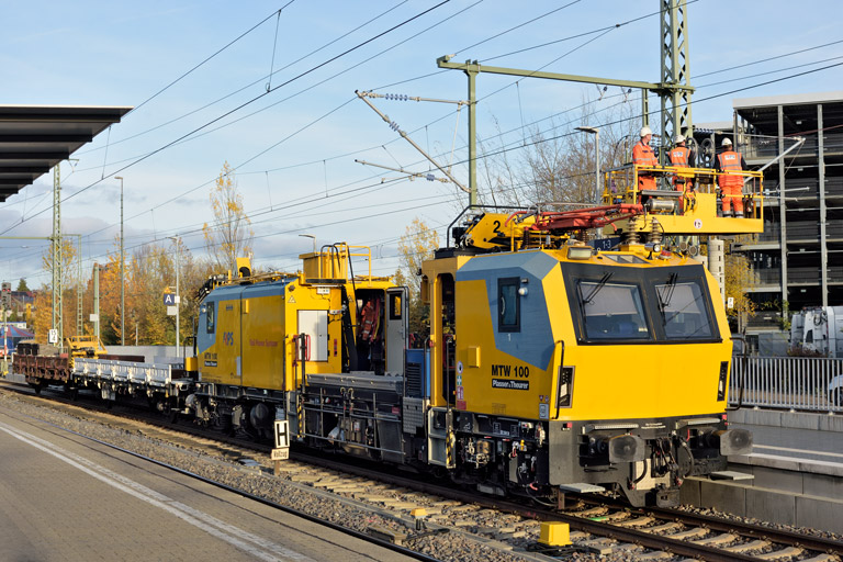 Motorturmwagen MTW 100 (99 80 9436 009-1) bei km 15,6 (November 2025)