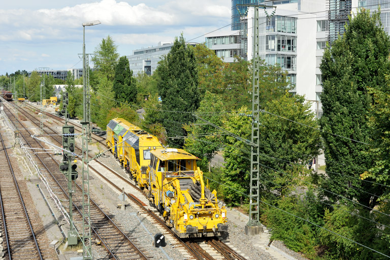 Stopf- und Planiermaschinenzug bei km 15,8 (Juli 2025)