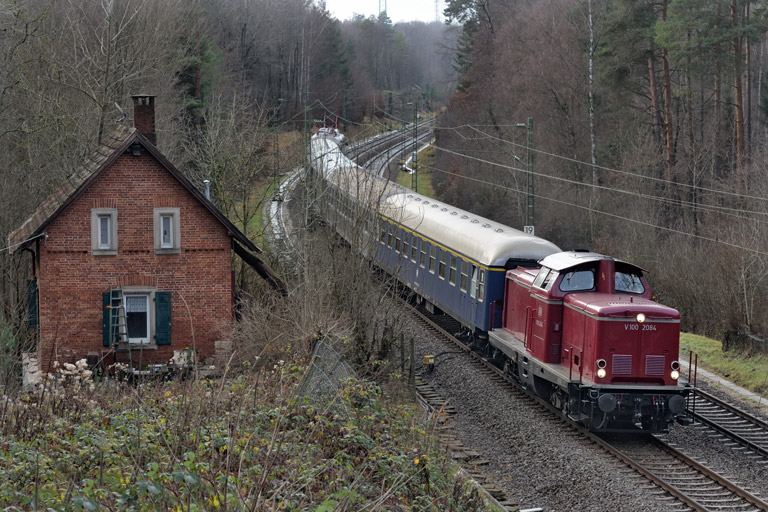 V100 2084 mit DPE 74321 bei km 19,2 (Dezember 2025)