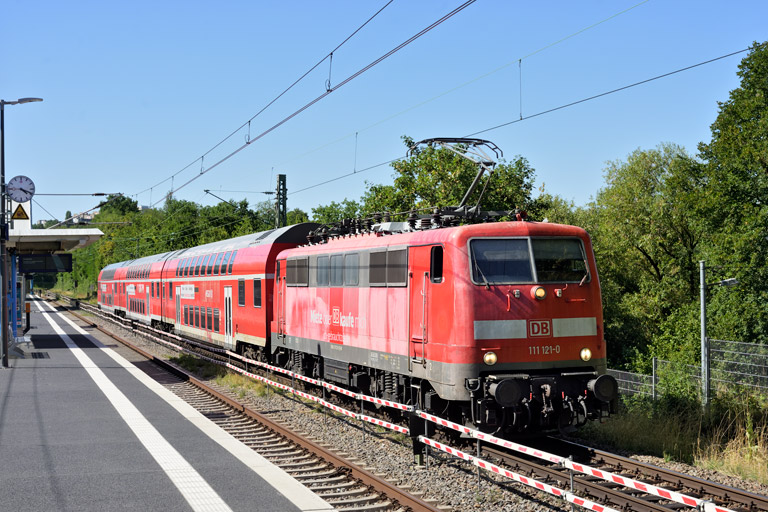 111 121 mit RE 28489 bei km 14,0 (August 2026)