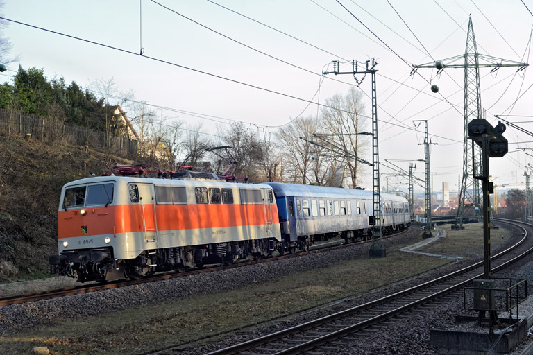 111 185 mit RE 17695 bei km 17,2 (M&auml;rz 2026)