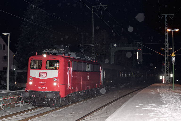 140 797 mit DZ 34397 bei km 16,8 (Januar 2026)