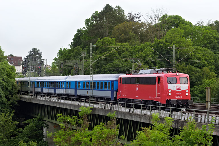 140 797 mit RE 1827 bei km 14,6 (Mai 2026)
