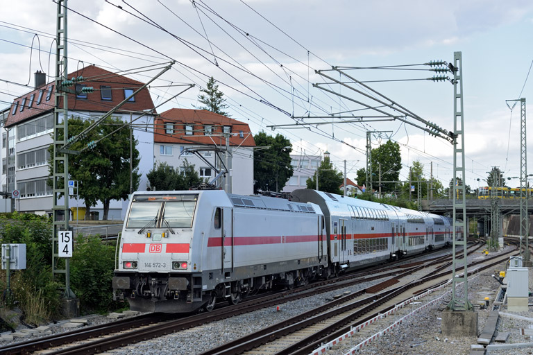 146 572 mit IC 2584 bei km 15,4 (Juli 2026)