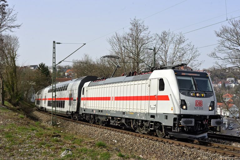 147 555 mit IC 1989 bei km 8,0 (M&auml;rz 2026)