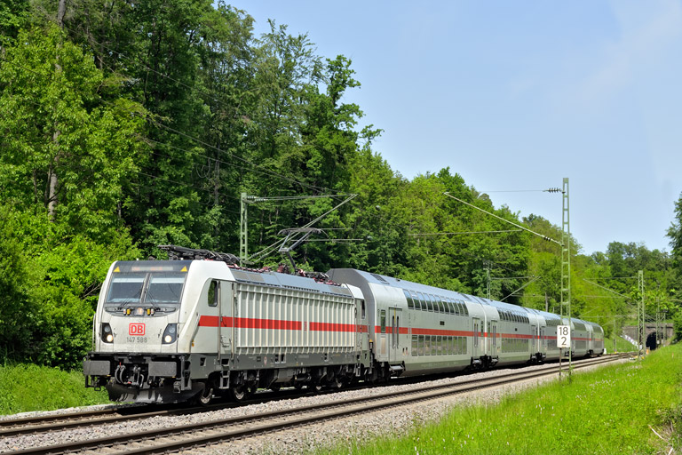 147 588 mit IC 1089 bei km 18,2 (Mai 2026)