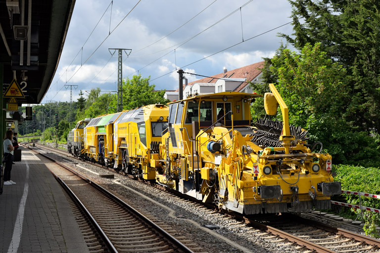 Stopf- und Planiermaschinenzug als DGV 92173 bei km 16,8 (Juni 2026)