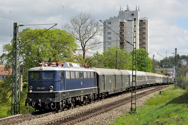 E10 228 mit DBK 74316 bei km 8,2 (April 2026)
