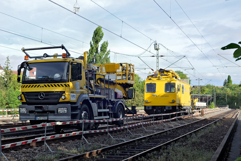 Zweiwegefahrzeug und Motorturmwagen MTW 10 (99 80 9436 004-2) bei km 14,6 (August 2026)